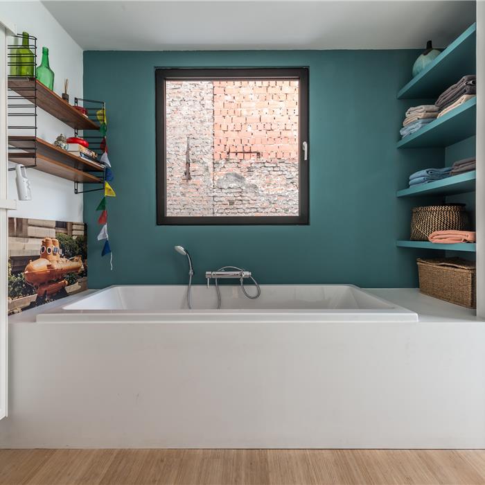 Badomkasting met open wandplanken en groene accentwand