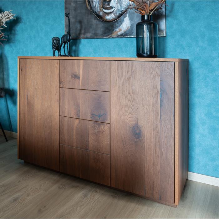 Commode op maat in donker eiken met centraal ladeblok en kastdeuren