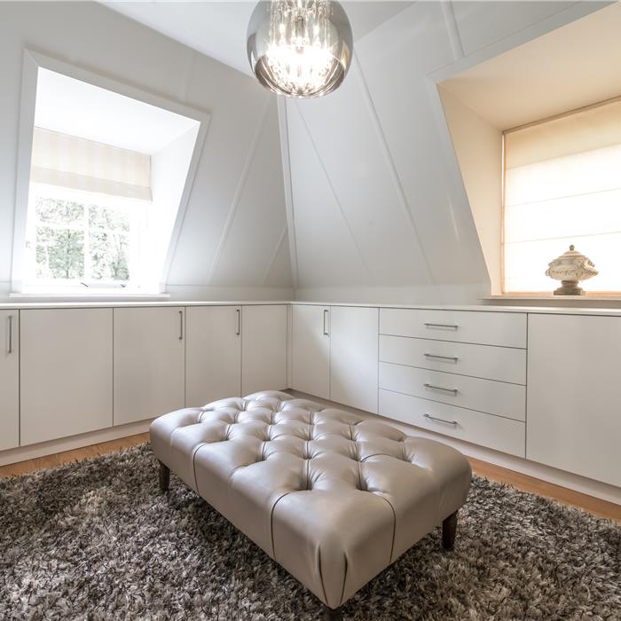 Witte dressingkasten op maat langs beide zijden van de kamer