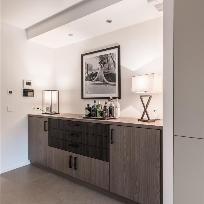 Dressoir op maat in grijs houtdecor met donkere laden en zwarte handgrepen