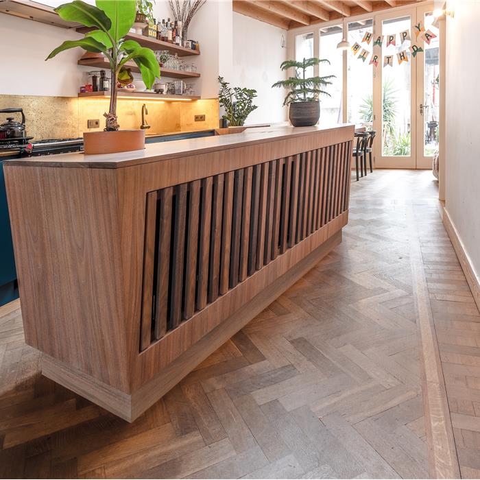 Houten keukeneiland op maat met verticale latten in keuken in Antwerpen