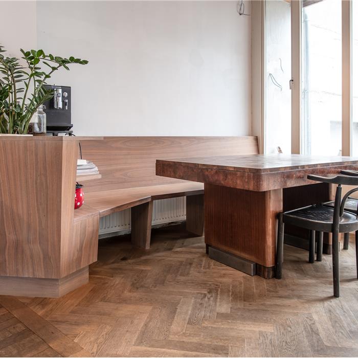 Houten zitbank op maat bij de eethoek van een keuken in Antwerpen