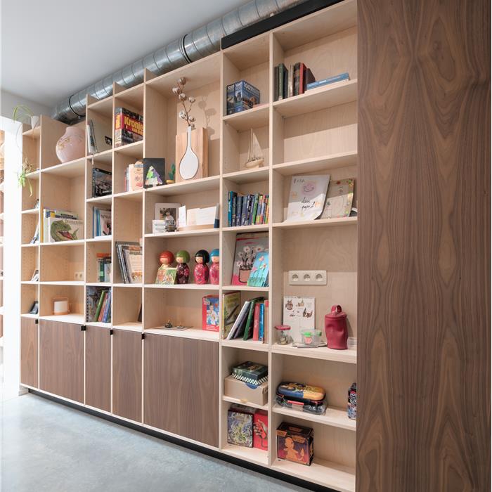 Boekenkast met geïntegreerde schuifdeur als onderd
