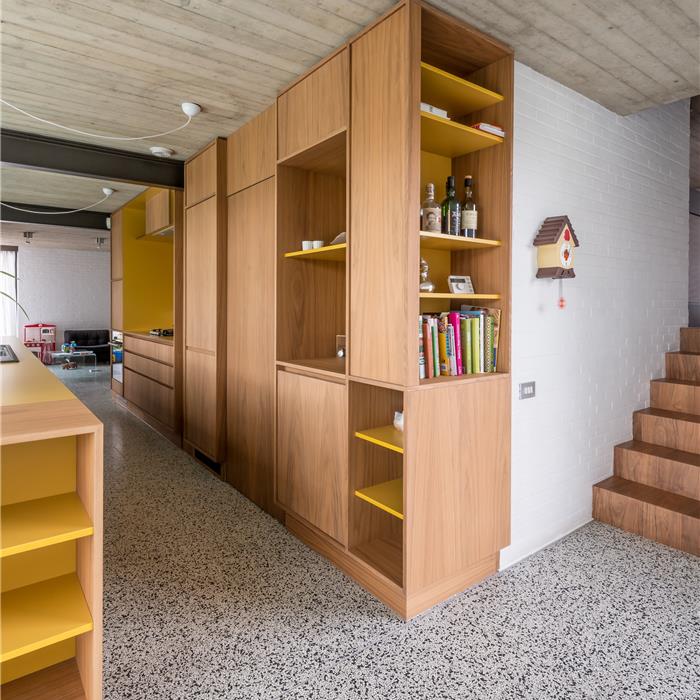 keuken op maat in Vorselaar, met eiland en maatkasten in notelaar, zicht op de maatkasten die keuken met living verbinden