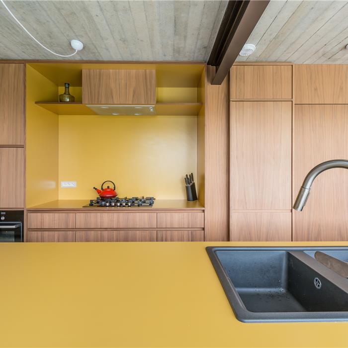 keuken op maat in Vorselaar, met maatkasten in notelaar, close-up van het eiland met keukenwerkblad en spoelbak