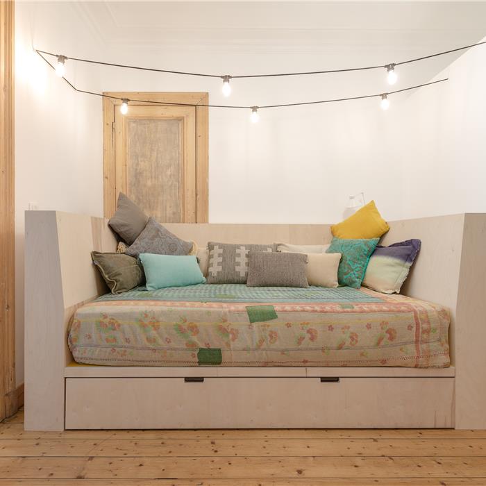 Zetelbed met opbergruimte in berken multiplex die Interieur Van Gool als schrijnwerker realiseerde voor deze bed and breakfast