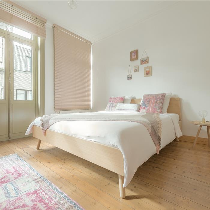 Ingebouwd bed in een gastenkamer als onderdeel van dit project voor een bed-and-breakfast in Antwerpen.