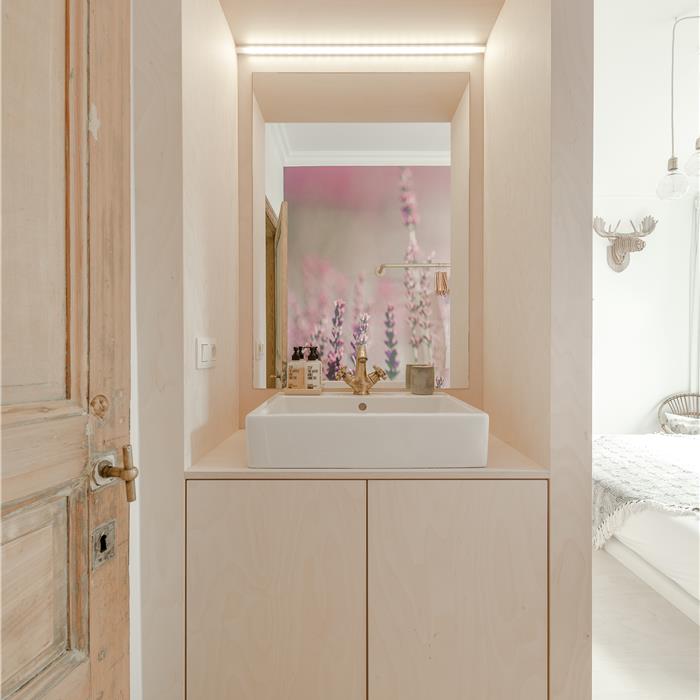 Lavabo-meubel in de slaapkamer als onderdeel van dit project met maatkasten in berkenmultiplex voor een bed-and-breakfast in Antwerpen.