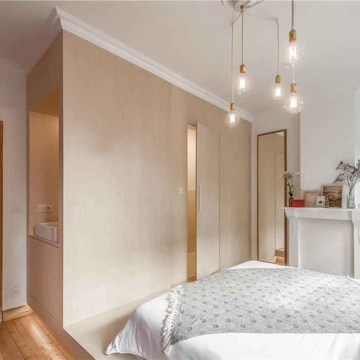 Als schrijnwerker maakte Interieur Van Gool deze kasten op maat in de slaapkamer,  voor een bed-and-breakfast in Antwerpen.