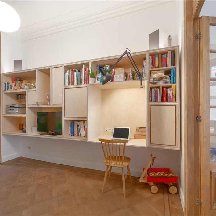Kasten op maat in bureau van een gastenkamer