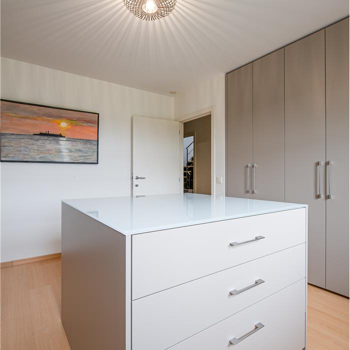 Centraal ladeblok met ruime laden en een lichte bovenplaat voor de maatwerkdressing in Essen.