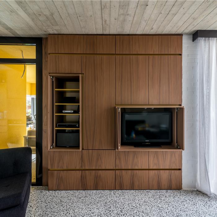 Tv-kast op maat in Amerikaans notelaarfineer als onderdeel van het maatwerk interieur in Vorselaar.