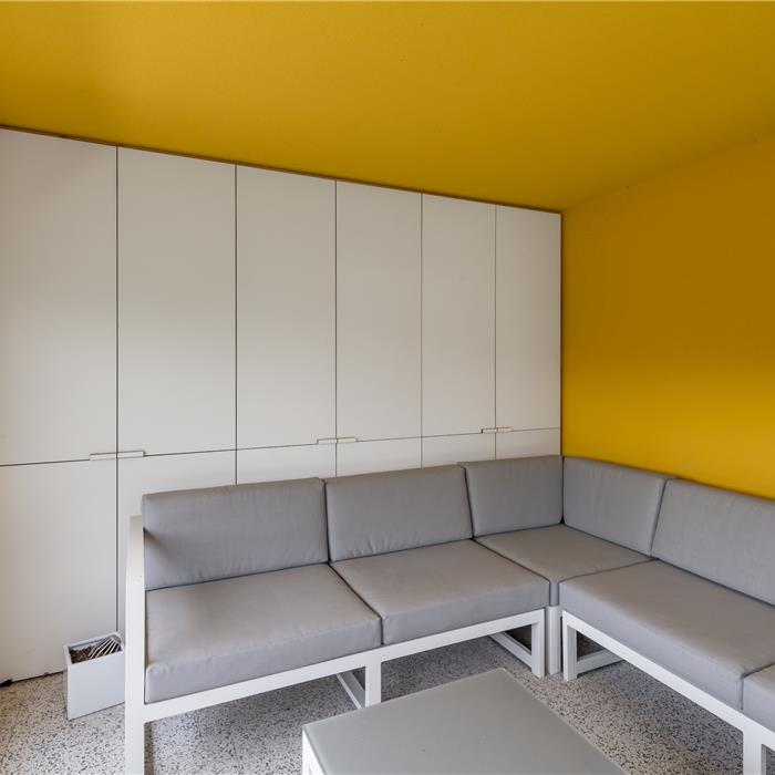 Maatkasten in witte multiplex in de zithoek