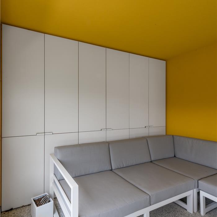Maatkasten in witte multiplex in de zithoek
