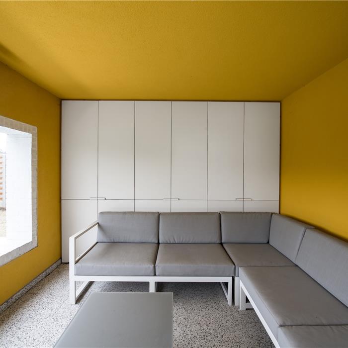 Maatkasten in witte multiplex in de zithoek