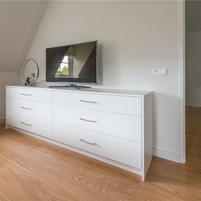 Witte maatwerk commode met laden in slaapkamer in Essen-Wildert
