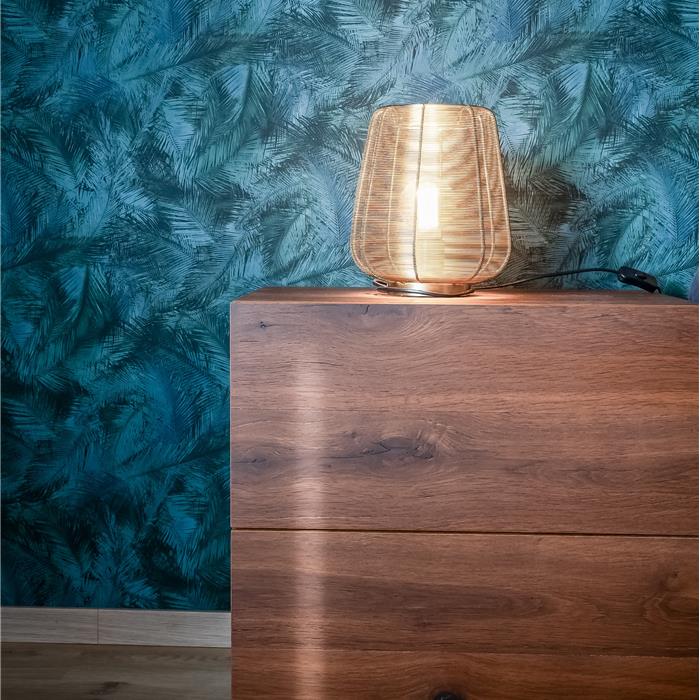 Nachtkastje in donker eiken naast het bed in slaapkamer in Essen