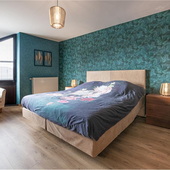 Slaapkamer in Essen met maatwerk nachtkastjes en meubels in donker eiken