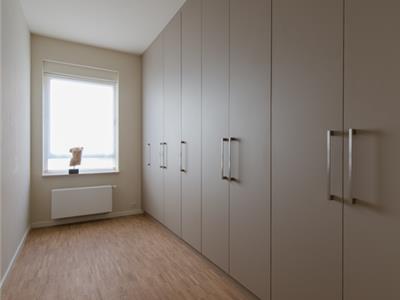 Dressing met gesloten deuren - bed in kast