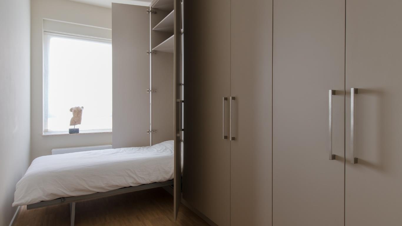 Kastenwand met geïntegreerd opklapbed op maat in logeerkamer in Antwerpen