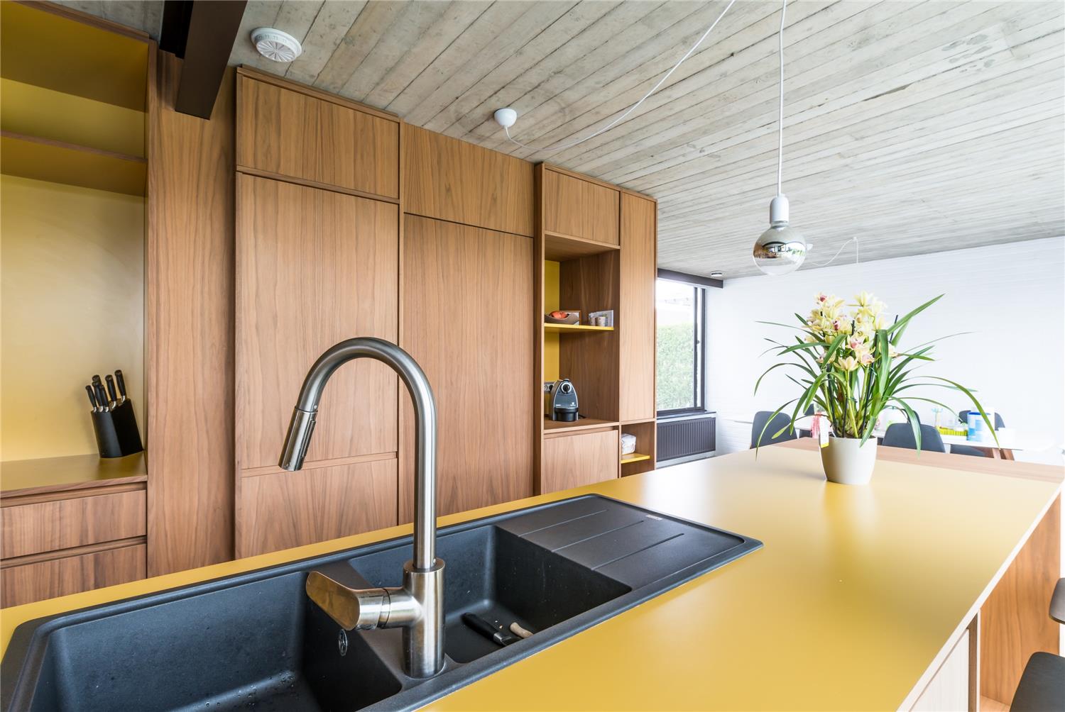 keuken op maat met maatkasten in notelaar, close-up van het keukenwerkblad