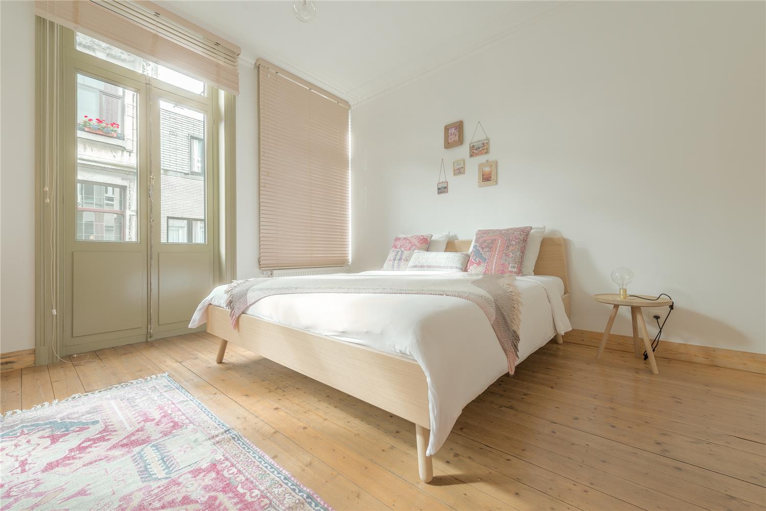 Ingebouwd zetelbed met opbergruimte in berkenmultiplex als onderdeel van de maatkasten voor deze bed and breakfast in Antwerpen.