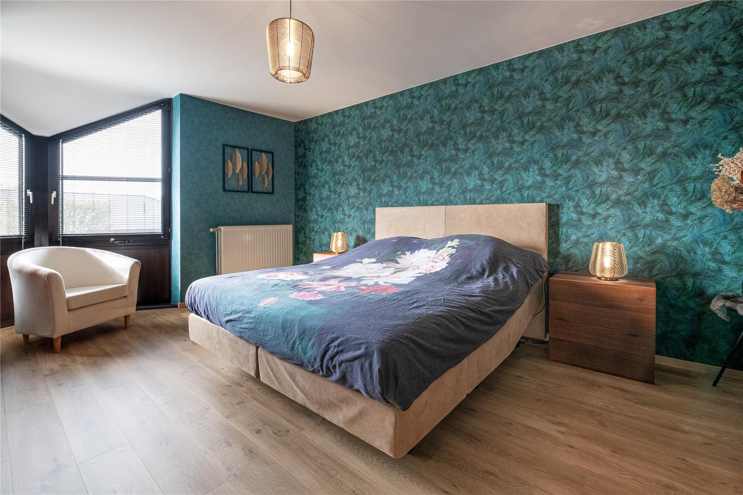 Slaapkamer in Essen met maatwerk nachtkastjes en meubels in donker eiken