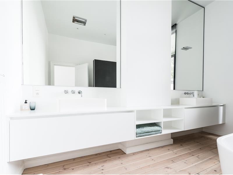Zwevende kast in de woonkamer in witte lak met maatwerk open wandvakken in Antwerpen