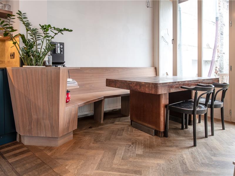Houten zitbank op maat bij de eethoek van een keuken in Antwerpen