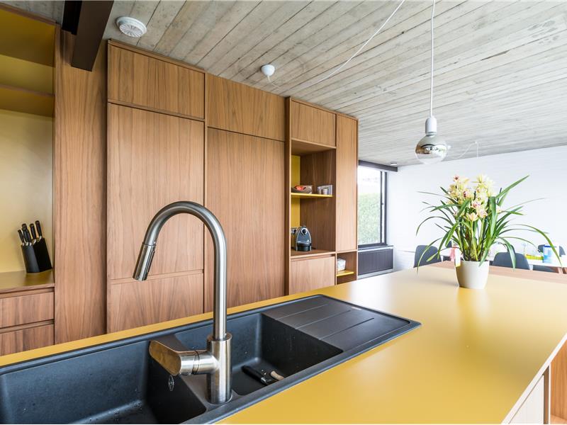 keuken op maat met maatkasten in notelaar, close-up van het keukenwerkblad