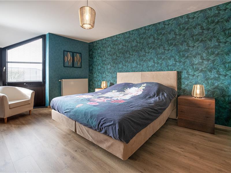 Slaapkamer in Essen met maatwerk nachtkastjes en meubels in donker eiken